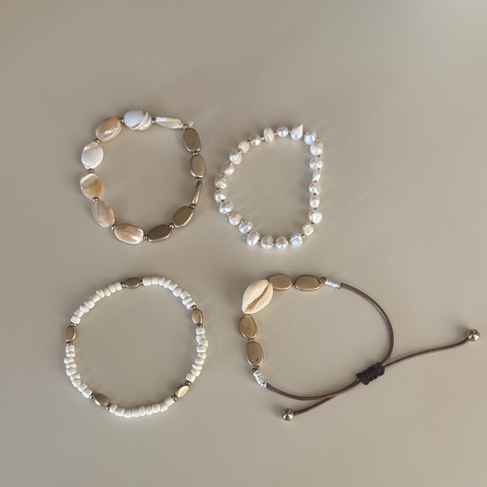 Women’s Gold and White Shell Bracelet Set OS EUC